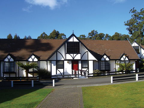 Fox And Hounds Inn - Dentist Find 0