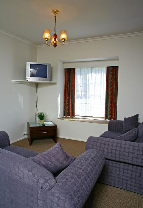 Fox And Hounds Inn - Dentist Find 24