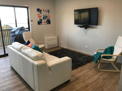 Self Contained Beach View Apartment - Dentist Find 13