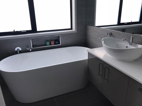 Self Contained Beach View Apartment - Dentist Find 9