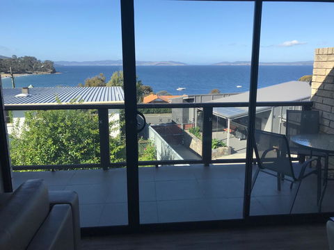 Self Contained Beach View Apartment - Dentist Find 1