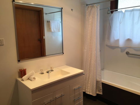 Regatta Point Tavern & Holiday Villas - Dentists Australia 3