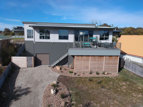 GRANITE BEACH HOUSE @ Bay Of Fires - Dentists Australia 1