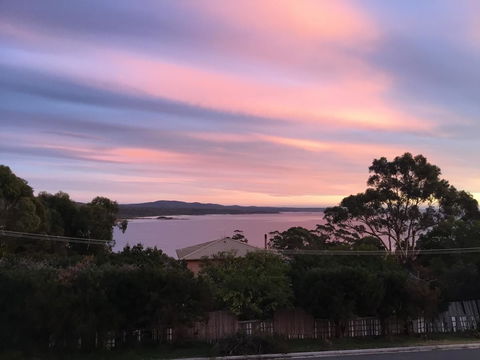 GRANITE BEACH HOUSE @ Bay Of Fires - Dentists Australia 0