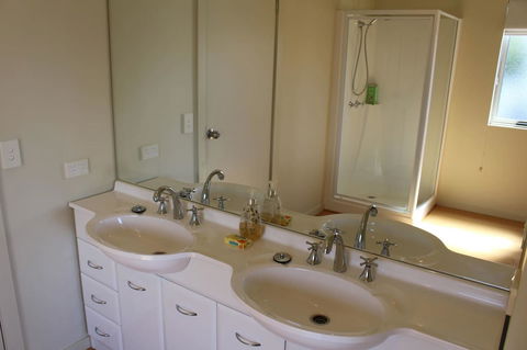 Villa 2 Bay Of Fires - Dentist Find 6