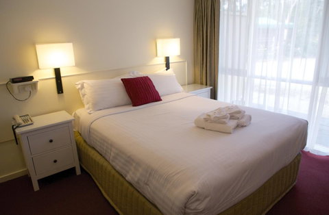 Sanctuary House Resort Motel - Dentist Find 9