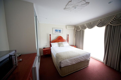 Sanctuary House Resort Motel - Dentist Find 8