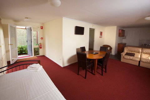Sanctuary House Resort Motel - Dentist Find 20