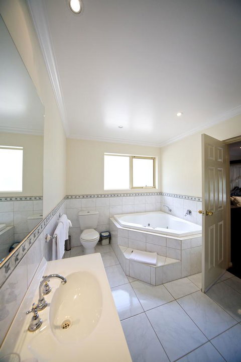 Sanctuary House Resort Motel - Dentist Find 7