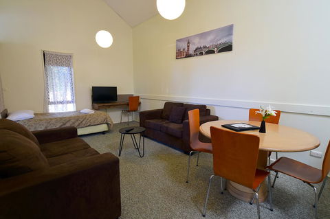 Executive Hideaway - Dentist Find 12