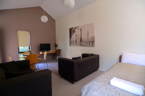 Executive Hideaway - Dentist Find 17