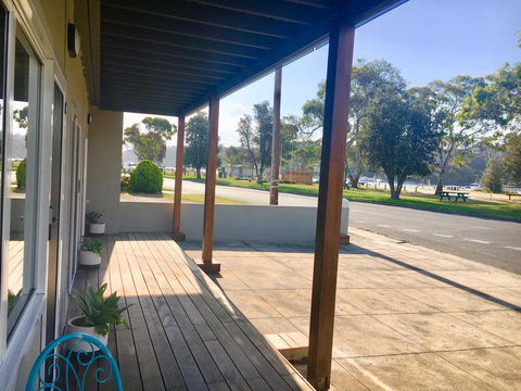 The Wheelhouse - 2BR Waterfront Apt In Town - Dentist Find 17