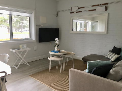The Wheelhouse - 2BR Waterfront Apt In Town - Dentist Find 1
