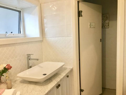 The Wheelhouse - 2BR Waterfront Apt In Town - Dentist Find 12