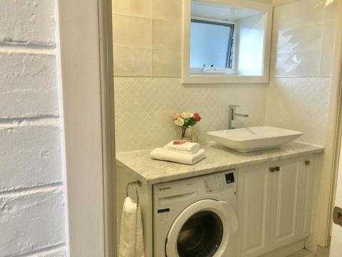 The Wheelhouse - 2BR Waterfront Apt In Town - Dentist Find 13
