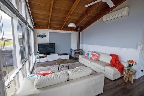 Stunning Waterfront Only 10 Minutes To Phillip Island - Pet Friendly - Dentist Find 1