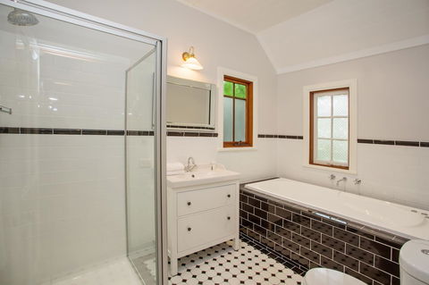 Oak Tree Lodge - Dentist Find 36