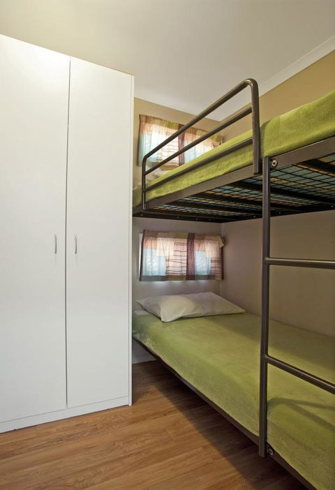 Captain Cook Holiday Village 1770 - Dentist Find 19