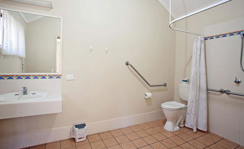 Captain Cook Holiday Village 1770 - Dentist Find 28