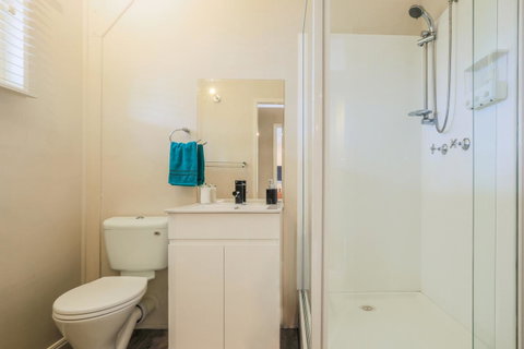 Bed & Breakfast 1 Bedroom Guest House - Dentist Find 6