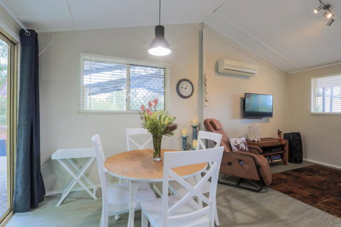 Bed & Breakfast 1 Bedroom Guest House - Dentist Find 23