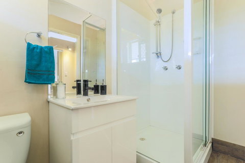 Bed & Breakfast 1 Bedroom Guest House - Dentist Find 7