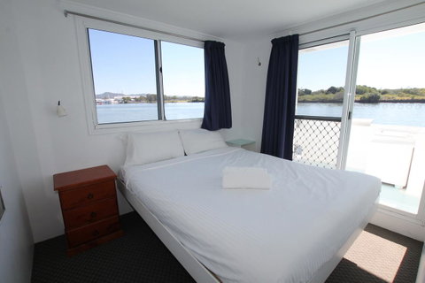 Coomera Houseboats - Dentist Find 14
