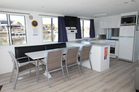 Coomera Houseboats - Dentist Find 16