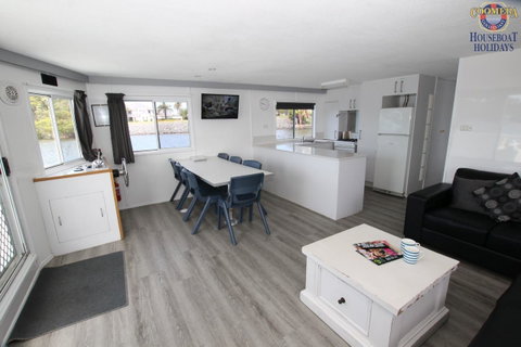 Coomera Houseboats - Dentist Find 8