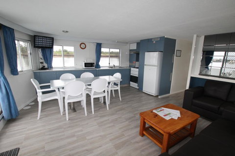 Coomera Houseboats - Dentist Find 5