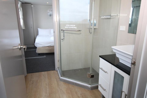 Coomera Houseboats - Dentist Find 23
