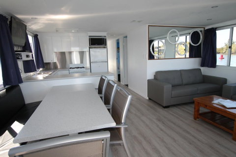 Coomera Houseboats - Dentist Find 15