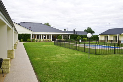 Roma Explorers Inn - Dentists Australia 7