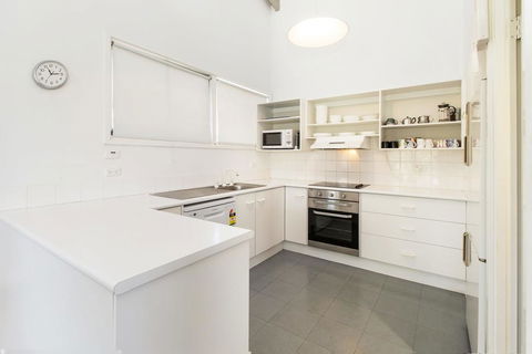 'Matilda' - Spacious & Centrally Located With Great Lake Views - Dentist Search 3