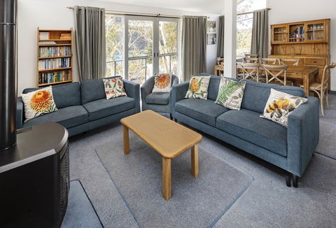 'Matilda' - Spacious & Centrally Located With Great Lake Views - Dentist Search 1