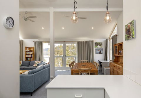 'Matilda' - Spacious & Centrally Located With Great Lake Views - Dentist Search 2