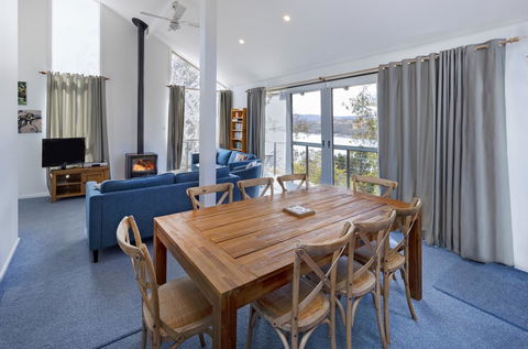 'Matilda' - Spacious & Centrally Located With Great Lake Views - Dentist Search 0