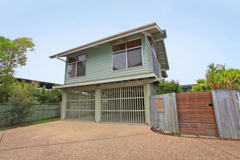 18 Northbeach Place, Mudjimba Beach - Pet Friendly, Linen Included, WIFI - Dentist Find 0