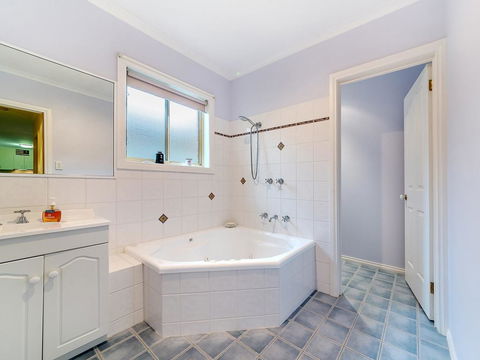 2/3 Wyndham Ave,Cowes - Dentist Find 1