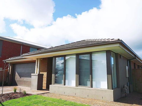 5Bed 2Bath Family House In Werribee - Dentist Find 0