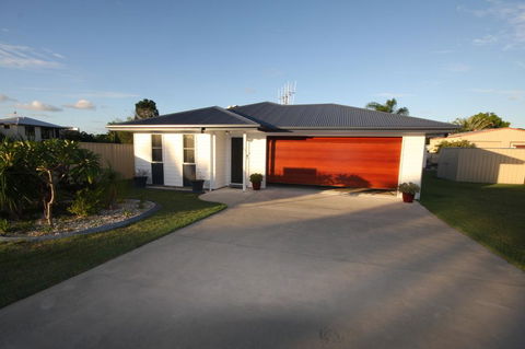 62 Tingira Close - Modern Lowset Home With Swimming Pool, Outdoor Area, Ample Parking. Pet Friendly - Dentist Find 1