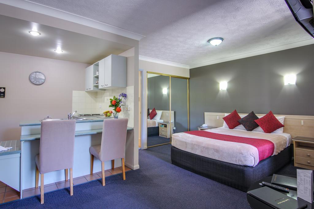AAA Airport Albion Manor Apartments and Motel