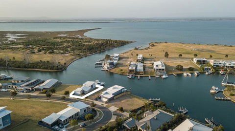 Anchored - Access To The Gippsland Lakes - Dentist Find 0