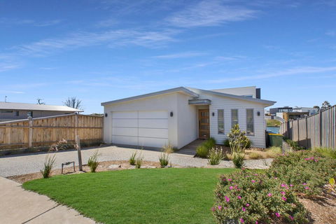 Anchored - Access To The Gippsland Lakes - Dentist Find 3