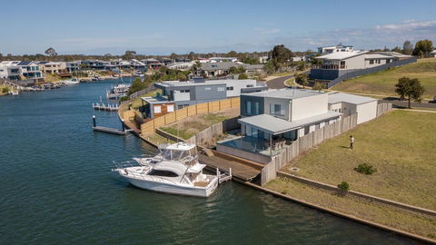 Anchored - Access To The Gippsland Lakes - Dentist Find 1