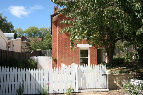 Annies Garden Cottage - Dentist Find 0