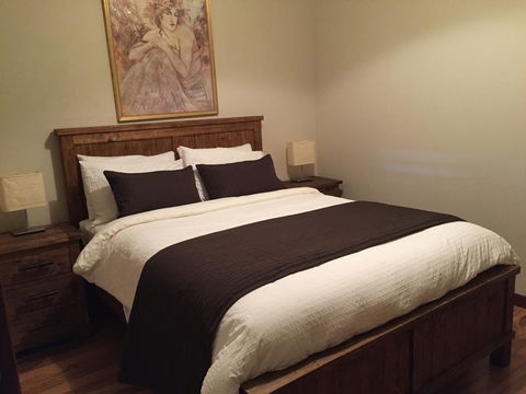 Atina Rocks Country Homestead - Dentists Australia 3