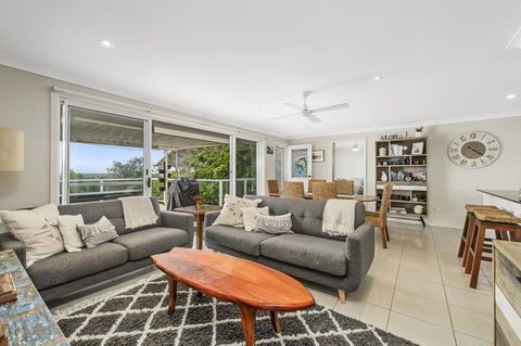 Barefoot Top Floor, 32 Skyline Crescent, Crescent Head - Dentist Find 2