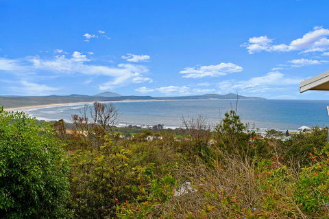 Barefoot Top Floor, 32 Skyline Crescent, Crescent Head - Dentist Find 1