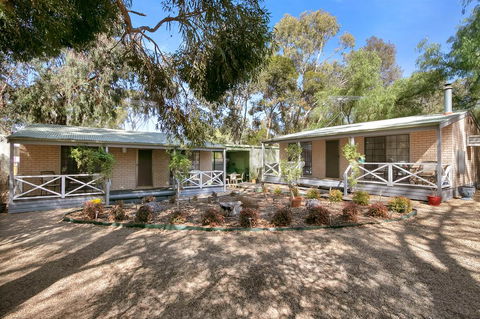 Barossa Country Cottages - Dentist Search 1